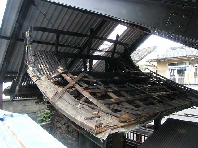 金山神社 全焼屋根の修復